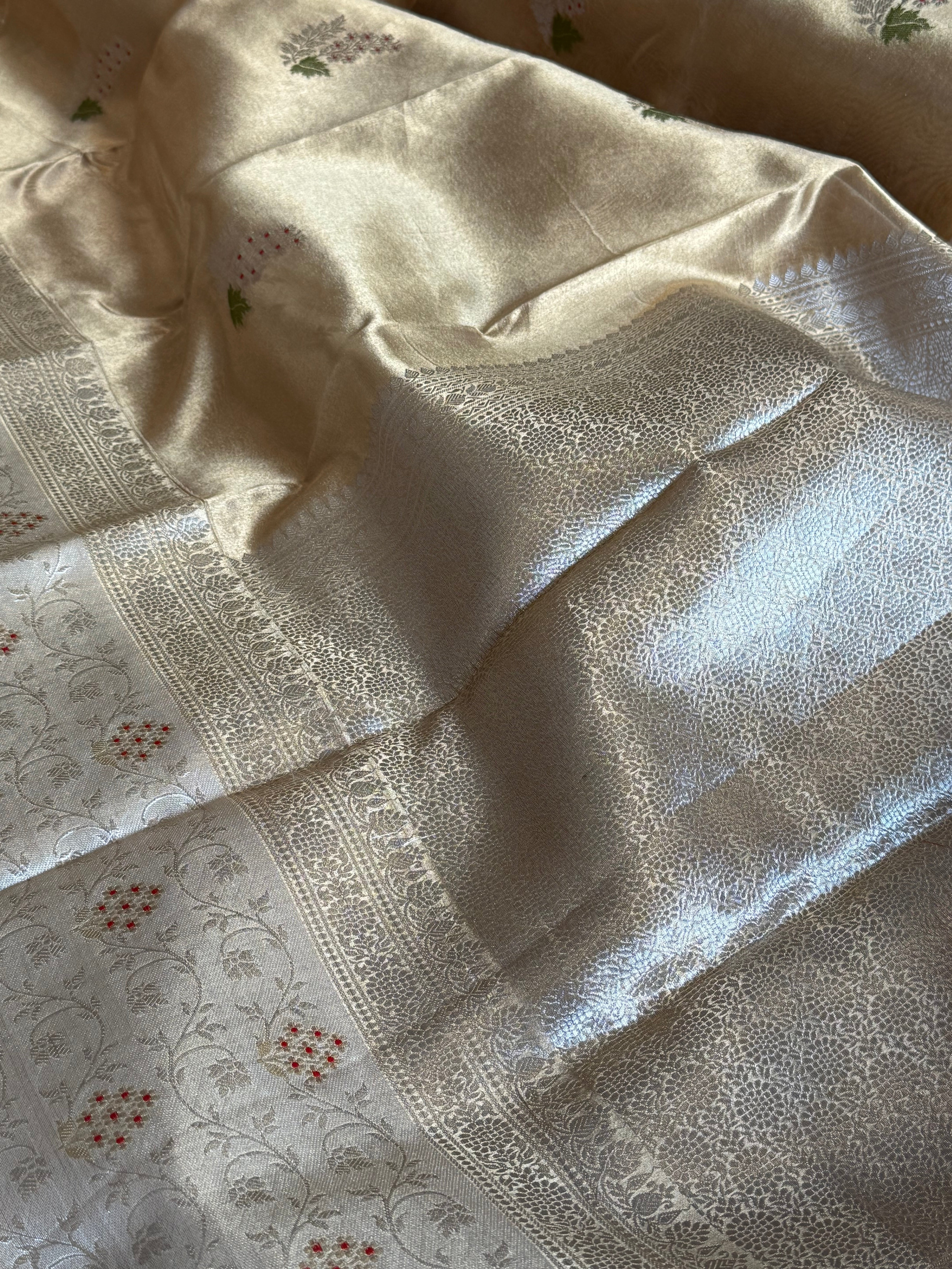 Kanjivaram gold double tissue silk kadhwa meenakari paithani border saree