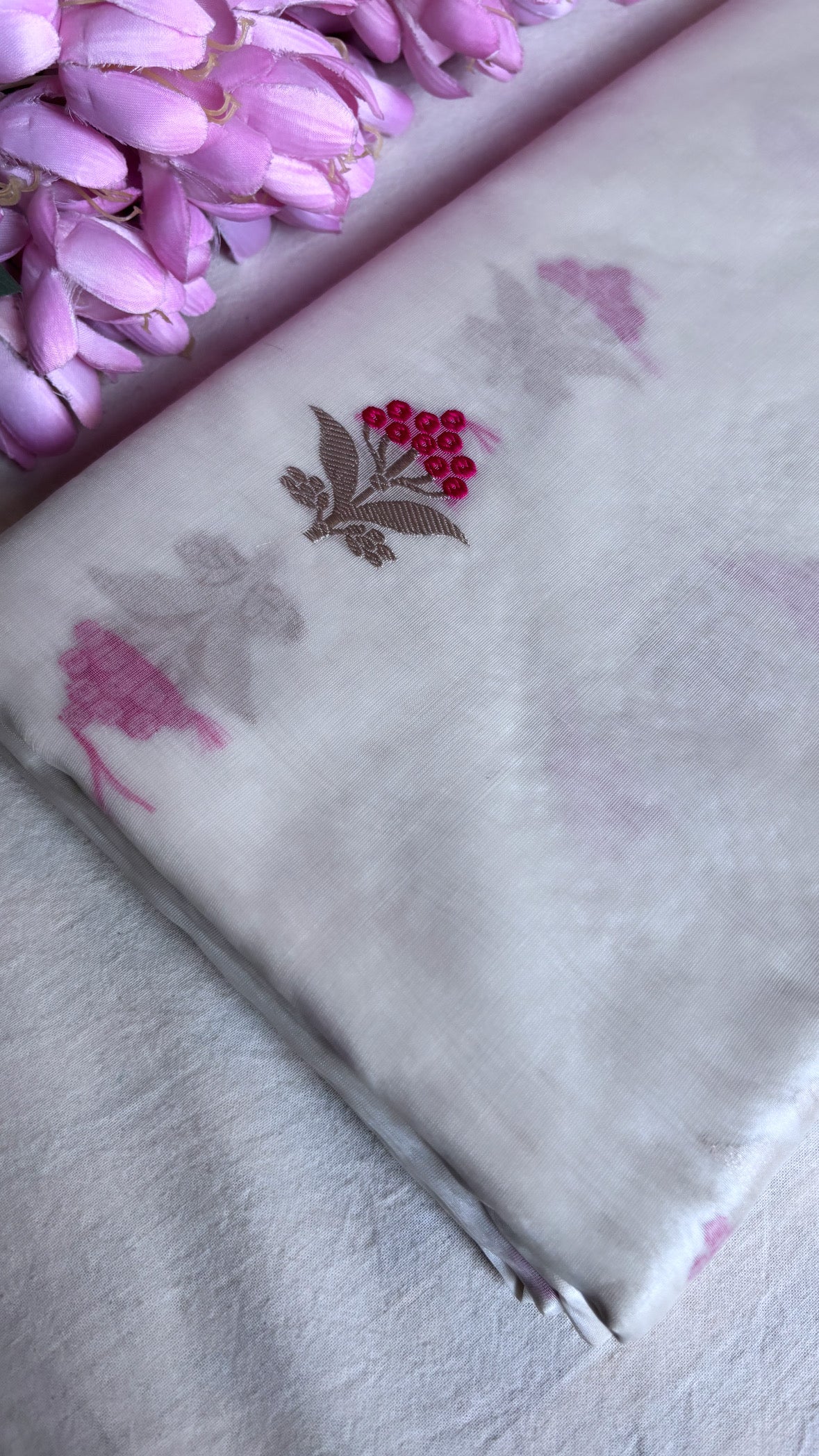 Kora silk kadhwa meenedar buti fabric