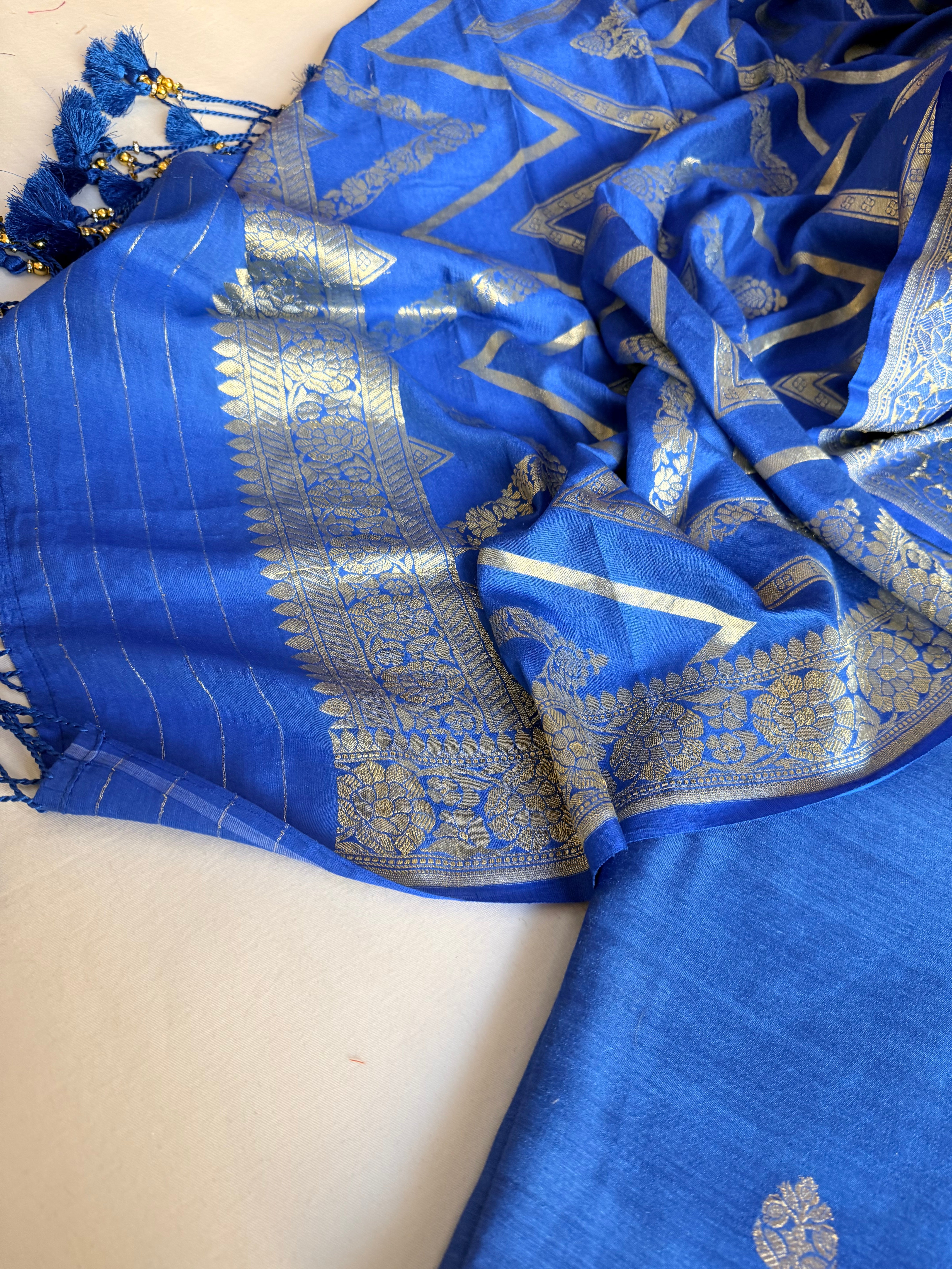 Moonga silk kadhwa kurta paired with gorgette duppata with latkans