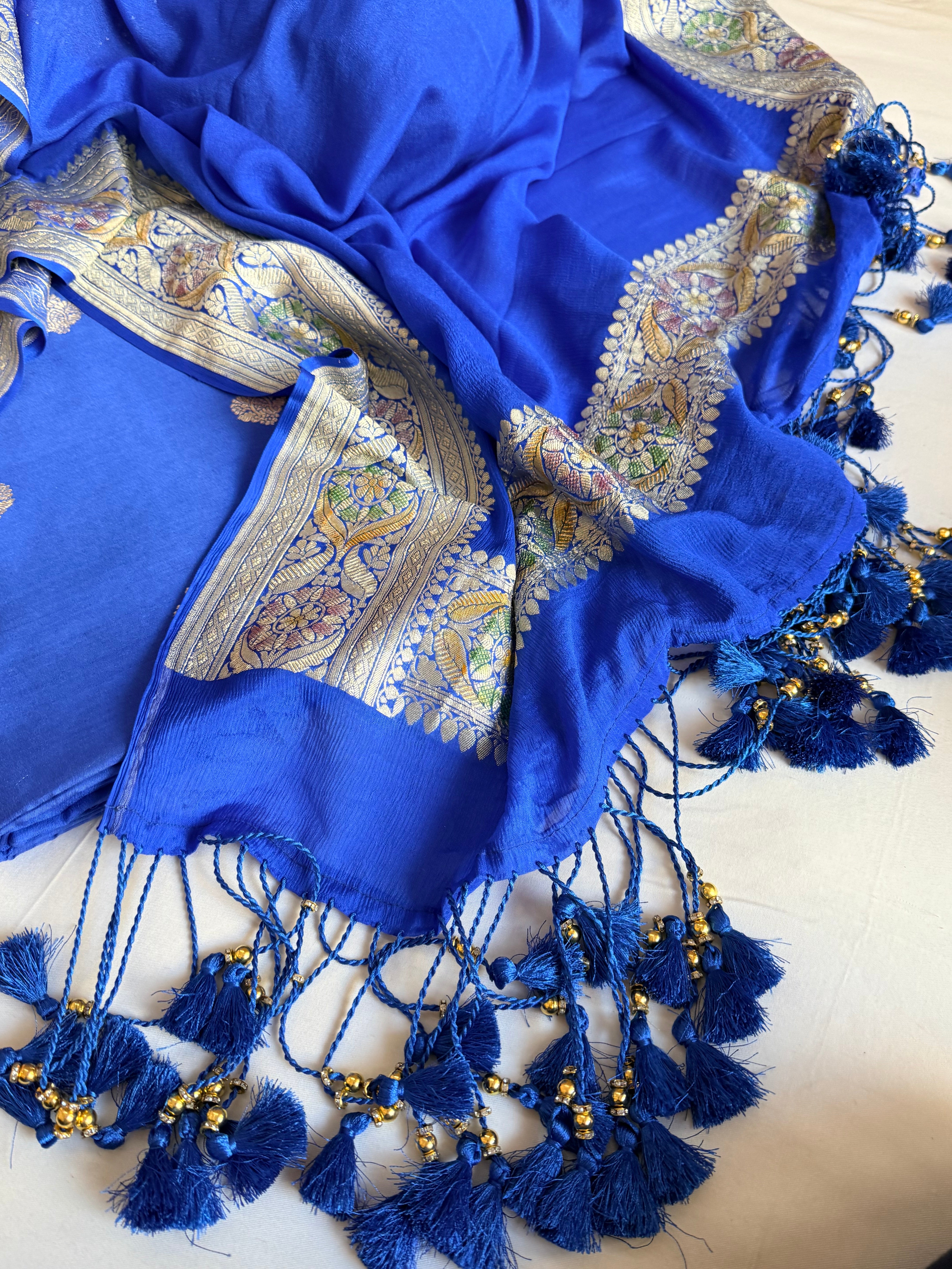 Moonga silk kadhwa kurta paired with gorgette duppata with latkans